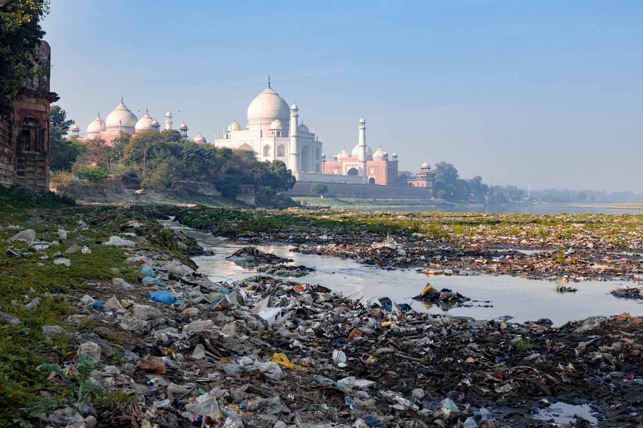 A kezeletlen hulladék nem kíméli a folyókat sem – így ezek szintén forrásai az óceánba ömlő szemétnek. Ha a Tádzs Mahal rossz oldalára állunk, valami hasonló látvány fogad minket. Az indiai hatóságok 2015 óta küzdenek a világörökségi oltalom alatt álló épület megmentésével, mely részben a magas légszennyezettség, részben pedig a felmérhetetlenül szennyezett Jamuna-folyó „vize” miatt elszíneződnek – elsárgulnak és elzöldülnek – az eredetileg fehér márvány síremlék és a hozzá tartozó minaretek. A Himalájából eredő Jamuna, a hinduk szentként tisztelt folyójának történetéről Dr. Danka Krisztina készített dokumentumfilmet 2015-ben „Az ellopott folyó” címmel. Vízének túlnyomó részét – a Greeninfo adatai szerint 97 százalékát – Harijána tartományban lévő öntözőrendszer tartja vissza, így Delhi után már csak a beömlő szennyvízcsatornák tartalma, ipari- és mezőgazdasági hulladékok és rengeteg kommunális szemét folyik tovább. Baktériumfertőzések, arzén és nehézfémmérgezések miatt rengeteg a megbetegedés és a halálozás.  