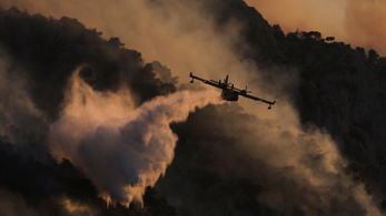 Amint eloltják a lángokat, újabbak keletkeznek a Görögországban tomboló erdőtüzekben