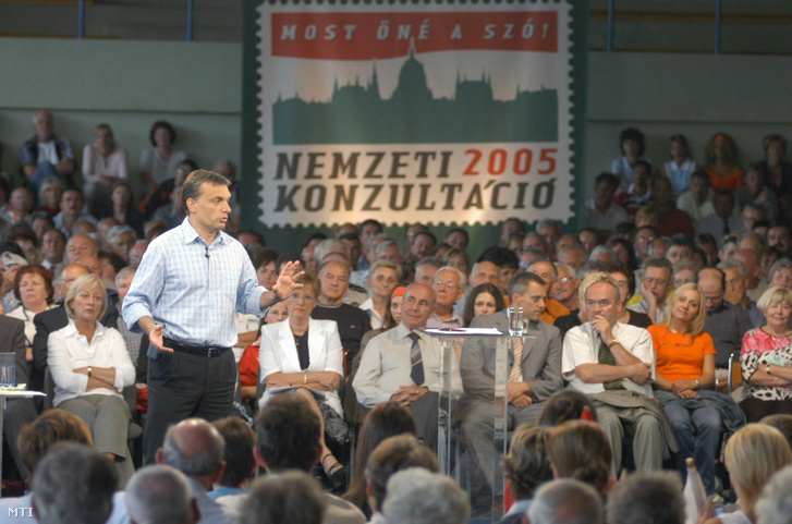 Orbán Viktor a Fidesz  Magyar Polgári Szövetség elnöke beszél a nemzeti konzultáció szombathelyi állomásán a Sugár úti Sportcsarnokban 2005. július 2-án