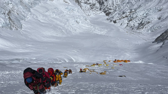 Több mint 450 hegymászó jutott fel tavasszal a Mount Everest csúcsára