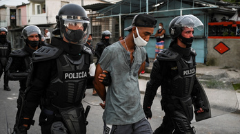 Tüntetések a kormány ellen Kubában, legalább száz embert letartóztattak