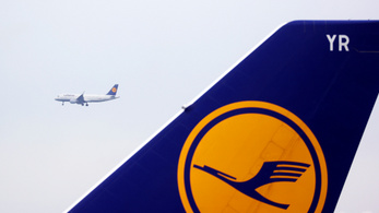 Nincs több hölgyeim és uraim, gendersemlegesen köszönt a Lufthansa