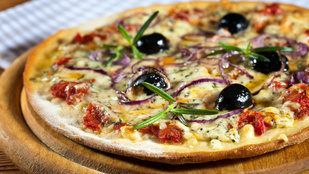 Kéksajtos pizza mozzarellával és sült fokhagymával – friss rukkolával a tetején tálald