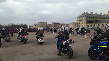 Fizetős lesz a motorosoknak a parkolás Párizsban