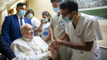 Ferenc pápa kórházban marad, a visszatérésről semmit nem tudni