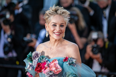 A 63 éves Sharon Stone virágos estélyi ruhája ellopta a show-t Cannes-ban: Enyedi Ildikó filmjét nézte meg