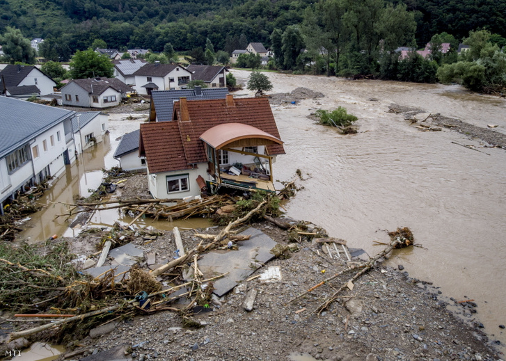 Az Ahr folyó áradása következtében megrongálódott ház a Rajna-vidék-Pfalz tartományban fekvő Insulban 2021. július 15-én