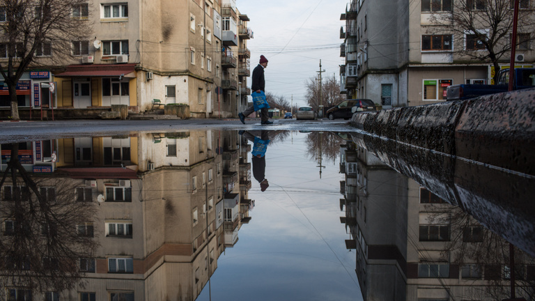 Romániai áradások: több száz embert kellett kitelepíteni