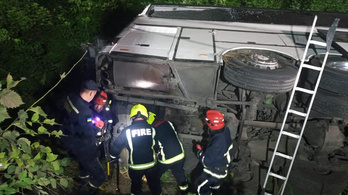 Felborult egy busz Ukrajnában, 16 utast kellett kórházba vinni
