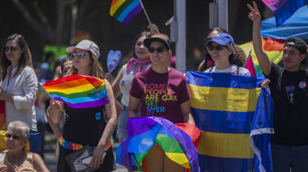 Transznemű személy ment be a női öltőzőbe, a tüntetésen újra elszabadult az erőszak