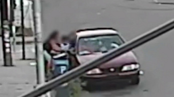 Videón a pillanat, ahogy a nyílt utcán elrabolják az anyja mellől a gyermekét