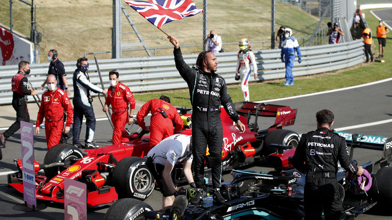 Dráma Silverstone-ban: Hamilton ütközött Verstapennel, de megnyerte a versenyt