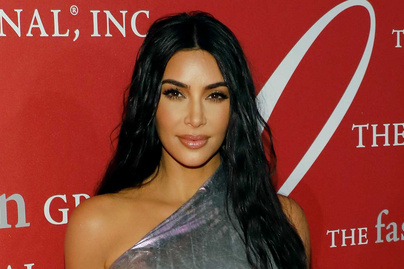 Kim Kardashiant szőke hajjal képtelenség felismerni: felismerhetetlen fekete hajzuhataga nélkül