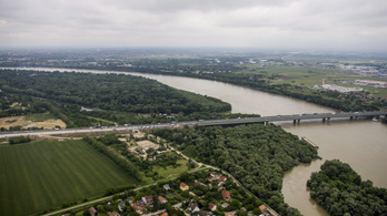 Elárasztotta a kerékpárutat a víz a Duna-híd mellett