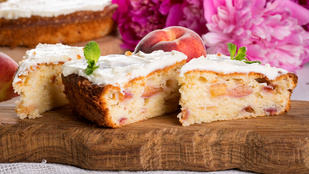 Fűszeres-őszibarackos kevert süti nyárra – egy kis karamellszósz teszi igazán érdekessé