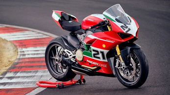 Troy Bayliss sikere előtt tiszteleg a Ducati