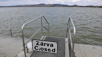 Soron kívüli vizsgálat indul a Velencei-tónál, négy strandot bezárnak
