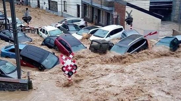 Újabb áradások Belgiumban: megint autókat vitt a víz