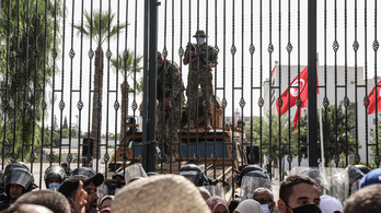 Forrong Tunézia: az elnök magához ragadta a hatalmat