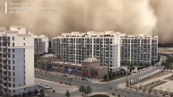 Videó: így takar be a homok 100 méter magasan egy várost
