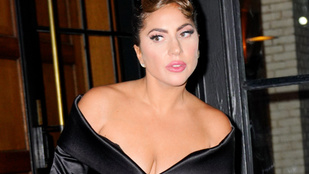 A bokatörést kockáztatta, de Lady Gaga mosolyogva járta New York utcáit ebben a brutális magassarkúban