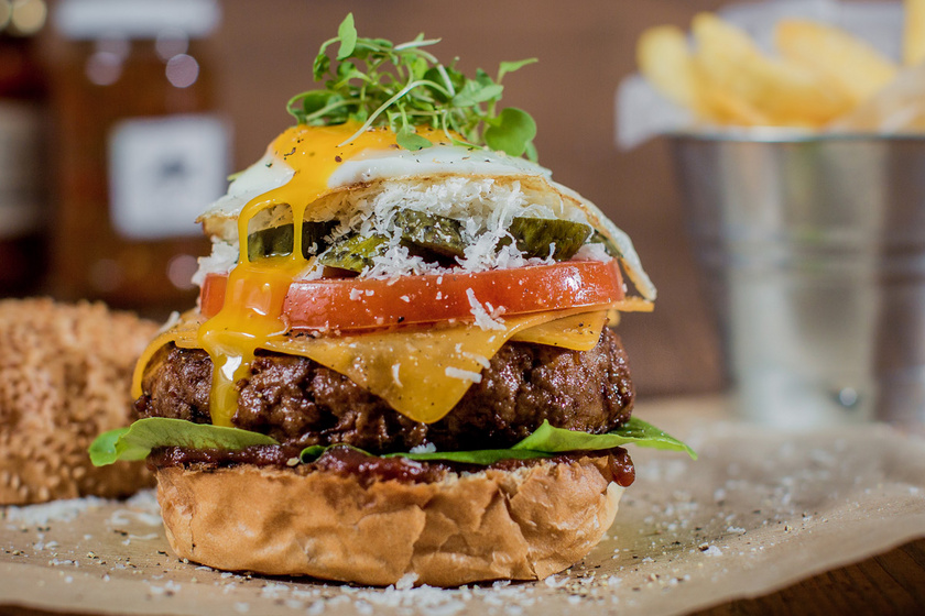 13 tipp, amitől mennyei lesz a házi hamburger: a hús mellett a bucit is érdemes otthon készíteni