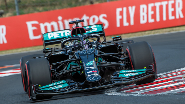 A Mercedesé az első sor, Hamilton-pole a Hungaroringen