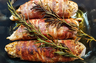 Omlós csirkemell ropogós baconben sütve: fokhagymás, rozmaringos páccal készül