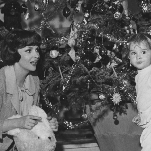 Ritka hangulatos, régi fotókon a hollywoodi sztárok karácsonyai: Gina Lollobrigida a kisfiával ünnepelt