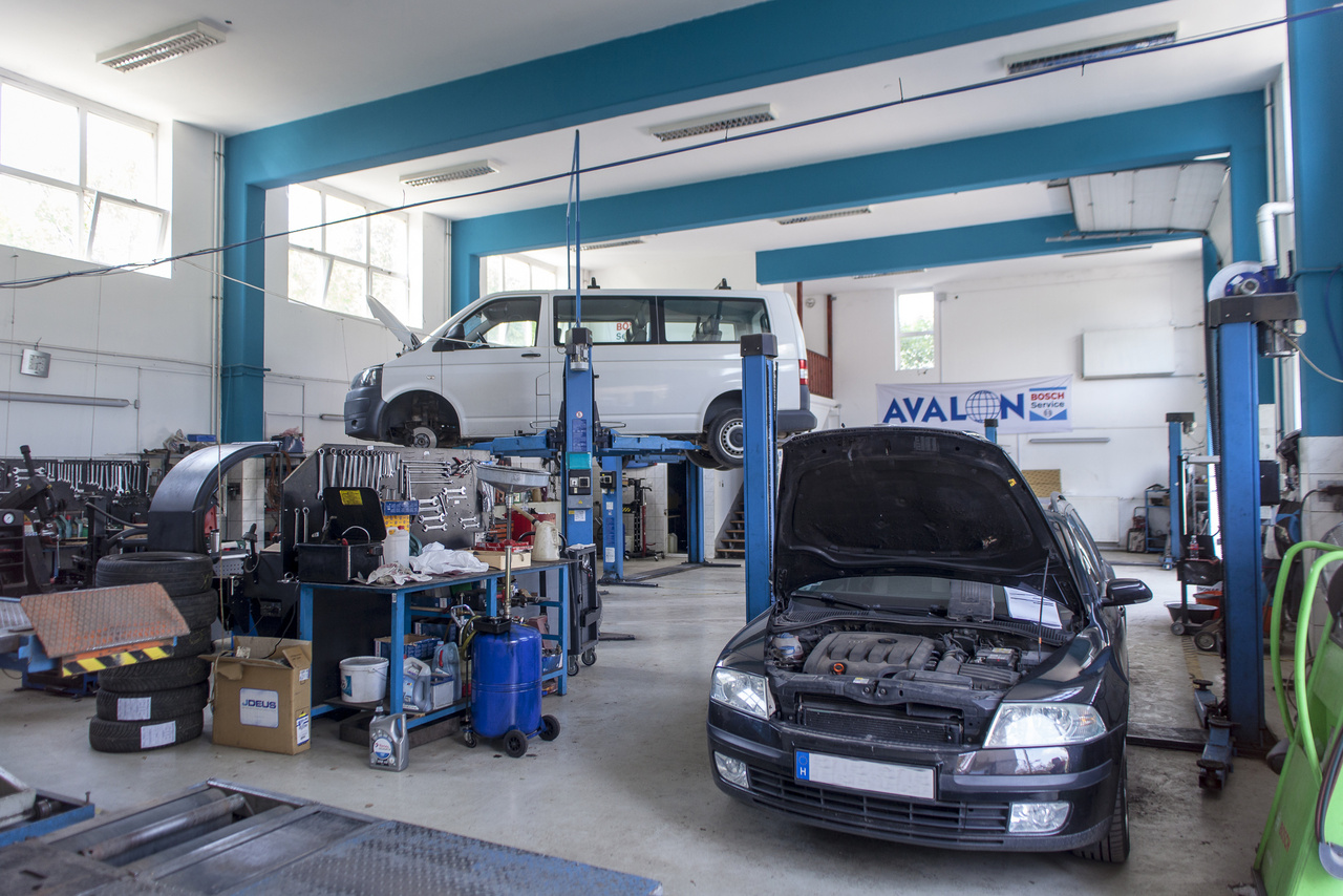 Az Avalon Bosch Car Service modern, márkafüggetlen műhelye szinte teljeskörű szolgáltatást tud nyújtani egy autó úton tartásához, legyen szó átvizsgálásról, karbantartásról, diagnosztikáról, szervizről, lakatolásról és fényezésről, műszaki vizsgáról vagy gumiszervizről.