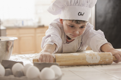 Ha ki tud főzni egy tésztát a gyerek, nem hal éhen: tanítsd meg a konyhai alapokra!