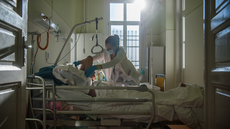 Megnőttek a kórházi várólisták, miközben közelít a delta-variáns