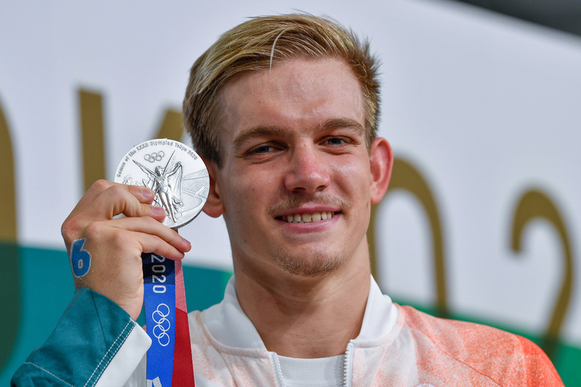 Rasovszky Kristóf ezüstérmes 10 kilométeres nyíltvízi úszásban: a 24 éves úszó így vette át érmét