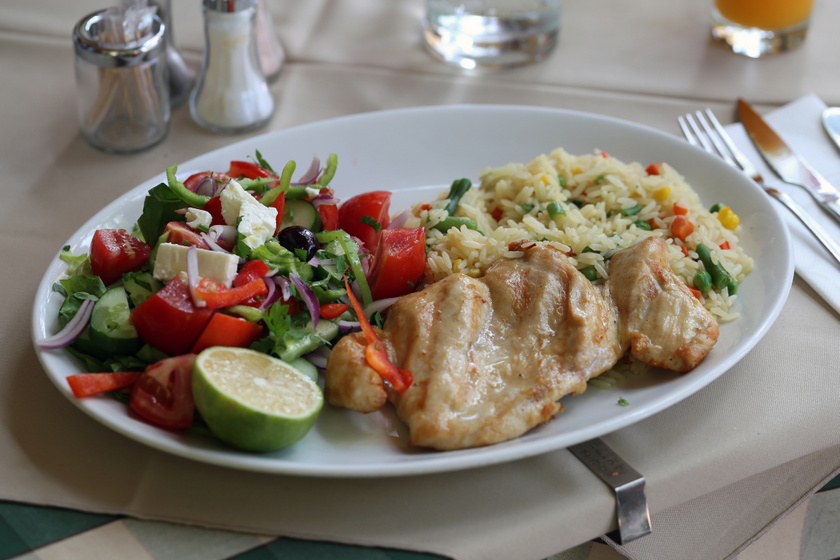 Omlós fokhagymás csirkemell görög salátával: laktató, mégis könnyű nyári ebéd