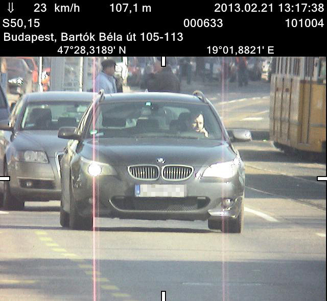 A BMW azonnal lassítani kezdett, amikor meglátta a kamerát