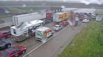 Veszélyes világjelenség lett az autópályán vihar elől felüljárók alá menekülő autósokból