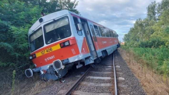 Vonatot siklatott ki egy személyautó Mátészalkán, egyik utasa súlyosan megsérült