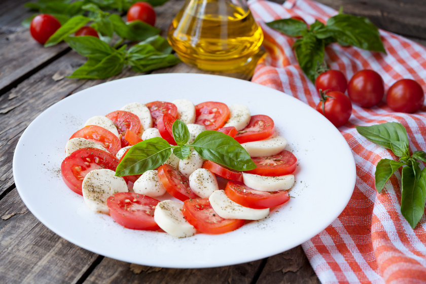 Mozzarellás, paradicsomos saláta behűtve: az olasz caprese bevált receptje