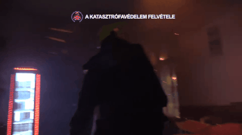 Videón, ahogy küzdenek a lángokkal a Kerepesi úti raktárnál
