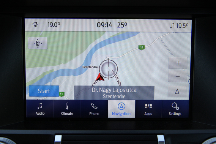 A navigáció az autó mélypontja, szerencse, hogy a telefonokon van alternatíva