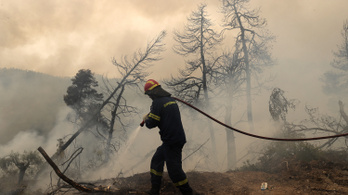 Görögországban van, ahol már nincs mit elemésszen a tűz, máshol most jön a neheze