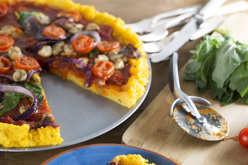Paradicsomszószos polenta-pizza sok zöldséggel: a kukoricadarától lesz ennyire finom