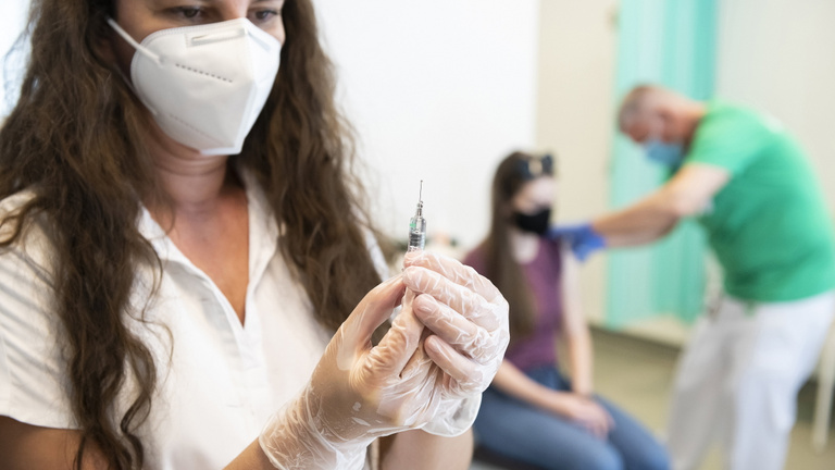 Rossz hír a keleti vakcinával oltottaknak: negyedik oltás kellene a könnyebb utazáshoz