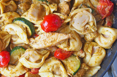 Tortellini nyári kiadásban: friss zöldségekkel, vajpuha csirkemellel keverve