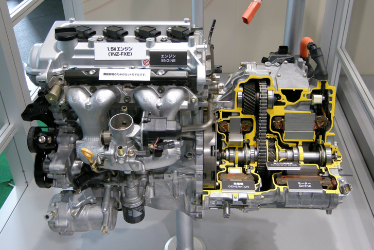 A korábbi (még láncos) Prius hajtása, de az elv ugyanaz. A benzinmotorhoz közelebb a generátor (MG1), a lánc mellett a bolygómű, és jobbra a hajtó elektromotor (MG2)