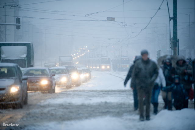 Hatalmas havazással indult a hét, Budapest közlekedése szinte megbénult a hétfő reggelre leesett 15-20 centis hó miatt, a havazás a Dunántúlon is komoly gondokat okozott az utakon.