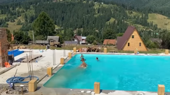Videó: gondolt egyet a tehén, és ugrott egy hasast a gyerekek mellé a medencébe
