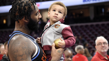 Videón, ahogy a profi kosaras Drummond megmenti a fiát