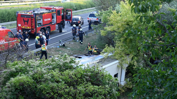 Nyolcan sérültek meg súlyosan a nyolc emberéletet követelő buszbalesetben az M7-esen