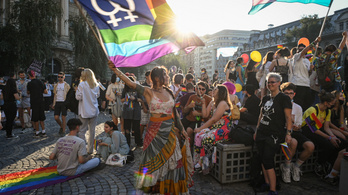 Szenteltvízzel locsolták fel a bukaresti Pride-felvonulási útvonalát